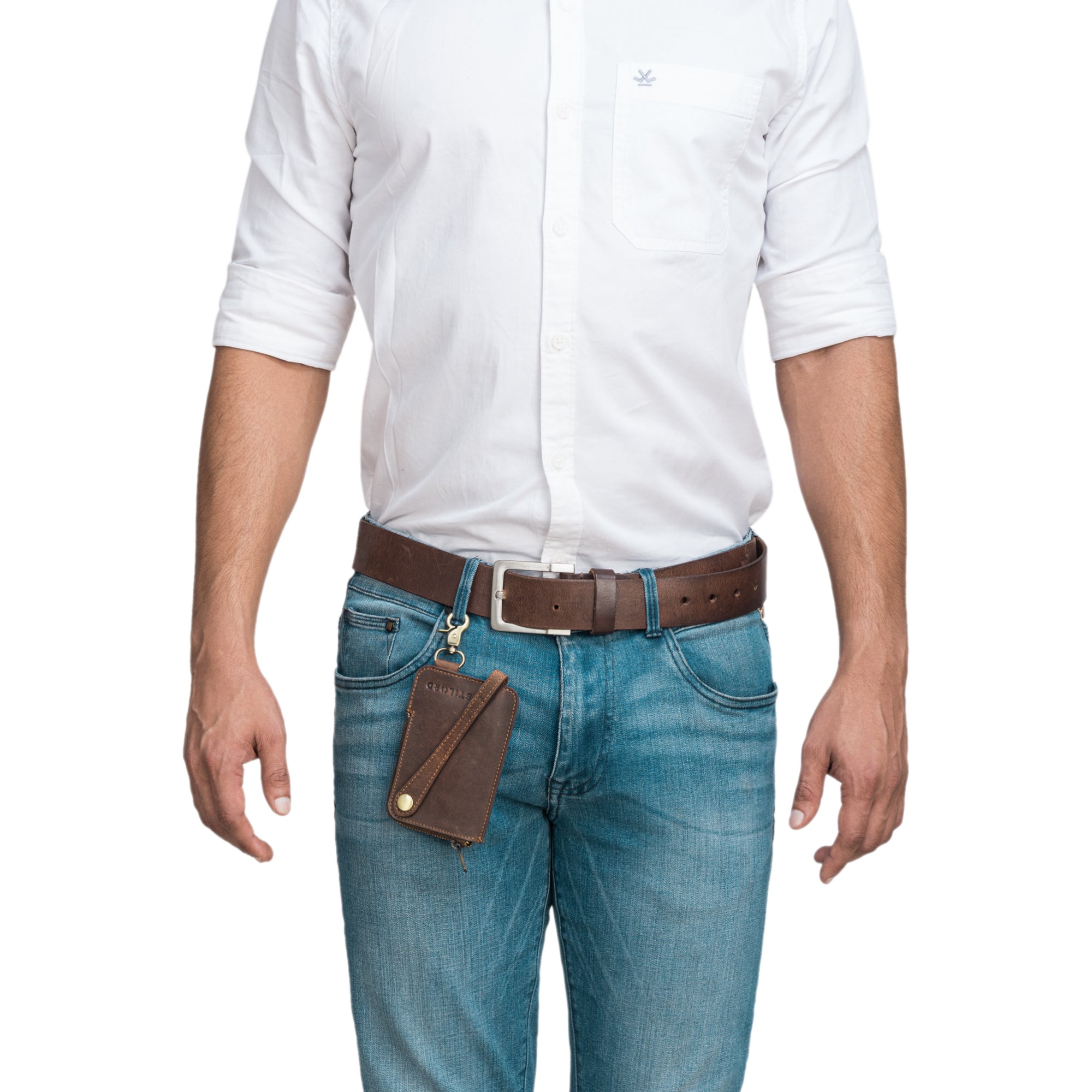 Key organizer Leder braun mithilfe eines Karabiners befestigt am Gürtel eines Herren